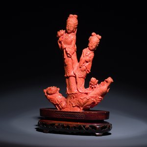 A Chinese red coral group of two standing ladies with lotus flowers, 19/20th C. — photo 1