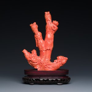 A Chinese red coral group of two standing ladies with lotus flowers, 19/20th C. — photo 5