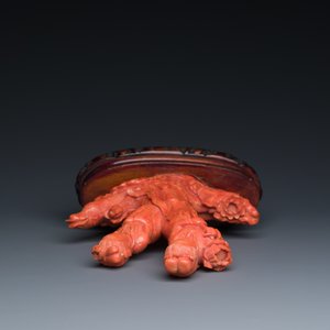 A Chinese red coral group of two standing ladies with lotus flowers, 19/20th C. — photo 7