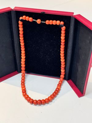 A Chinese red coral necklace, 19th C. — photo 9