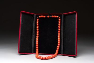 A Chinese red coral necklace, 19th C.