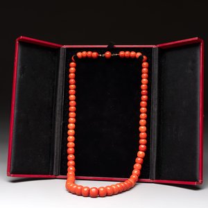 A Chinese red coral necklace, 19th C. — photo 1
