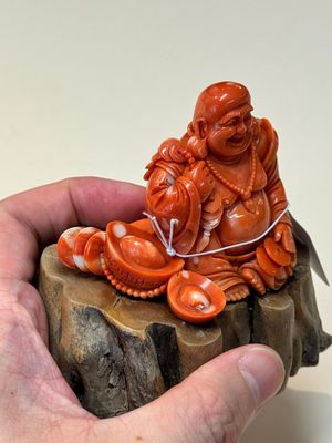 A Chinese red coral sculpture of a Milefo Buddha on wooden stand, 19/20th C. — photo 3