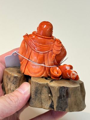 A Chinese red coral sculpture of a Milefo Buddha on wooden stand, 19/20th C. — photo 4