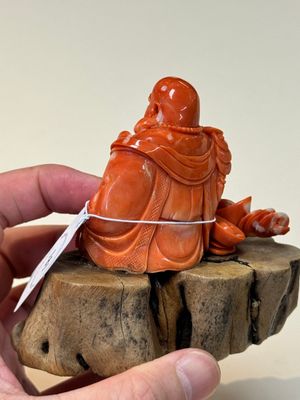 A Chinese red coral sculpture of a Milefo Buddha on wooden stand, 19/20th C. — photo 5
