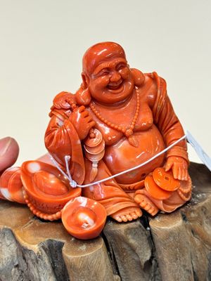 A Chinese red coral sculpture of a Milefo Buddha on wooden stand, 19/20th C. — photo 7
