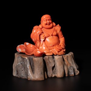 A Chinese red coral sculpture of a Milefo Buddha on wooden stand, 19/20th C. — photo 1