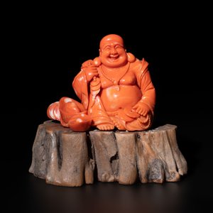 A Chinese red coral sculpture of a Milefo Buddha on wooden stand, 19/20th C. — photo 2