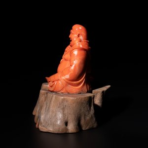 A Chinese red coral sculpture of a Milefo Buddha on wooden stand, 19/20th C. — photo 3