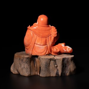 A Chinese red coral sculpture of a Milefo Buddha on wooden stand, 19/20th C. — photo 4