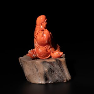 A Chinese red coral sculpture of a Milefo Buddha on wooden stand, 19/20th C. — photo 5