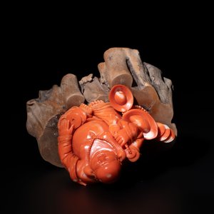 A Chinese red coral sculpture of a Milefo Buddha on wooden stand, 19/20th C. — photo 6