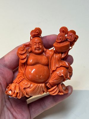A Chinese red coral sculpture of a Milefo Buddha on wooden stand, 19/20th C. — photo 1