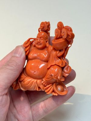 A Chinese red coral sculpture of a Milefo Buddha on wooden stand, 19/20th C. — photo 2