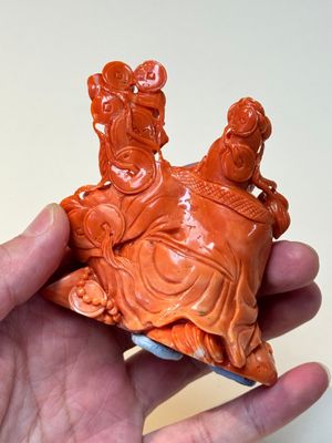 A Chinese red coral sculpture of a Milefo Buddha on wooden stand, 19/20th C. — photo 3