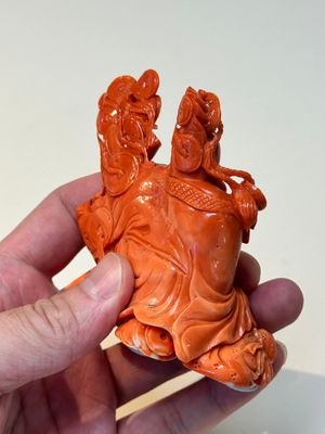 A Chinese red coral sculpture of a Milefo Buddha on wooden stand, 19/20th C. — photo 4