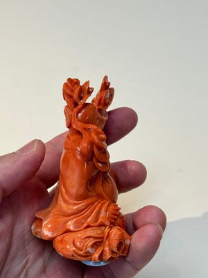 A Chinese red coral sculpture of a Milefo Buddha on wooden stand, 19/20th C. — photo 5