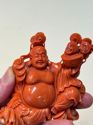 A Chinese red coral sculpture of a Milefo Buddha on wooden stand, 19/20th C. — photo 6