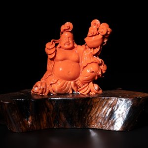 A Chinese red coral sculpture of a Milefo Buddha on wooden stand, 19/20th C. — photo 1