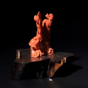 A Chinese red coral sculpture of a Milefo Buddha on wooden stand, 19/20th C. — photo 2