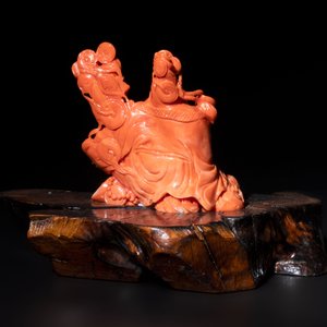 A Chinese red coral sculpture of a Milefo Buddha on wooden stand, 19/20th C. — photo 3