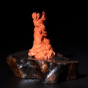 A Chinese red coral sculpture of a Milefo Buddha on wooden stand, 19/20th C. — photo 4