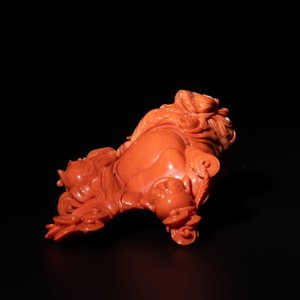 A Chinese red coral sculpture of a Milefo Buddha on wooden stand, 19/20th C. — photo 5