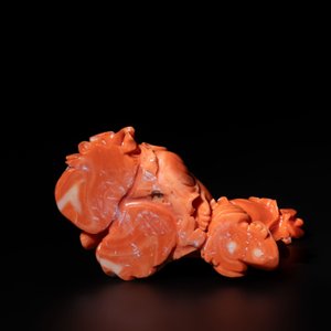 A Chinese red coral sculpture of a Milefo Buddha on wooden stand, 19/20th C. — photo 6