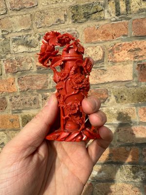 A Chinese red coral sculpture of a vase and cover with peonies, 19/20th C. — photo 1