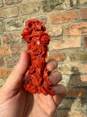 A Chinese red coral sculpture of a vase and cover with peonies, 19/20th C. — photo 2