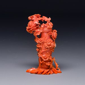 A Chinese red coral sculpture of a vase and cover with peonies, 19/20th C. — photo 2