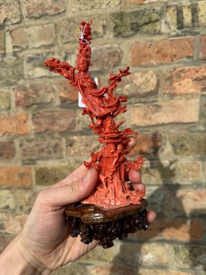 A Chinese red coral sculpture of Xiwangmu standing on a rock, 19/20th C. — 照片 1