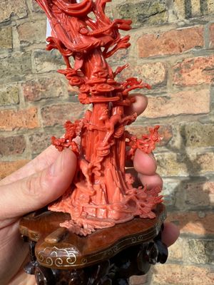A Chinese red coral sculpture of Xiwangmu standing on a rock, 19/20th C. — 照片 2