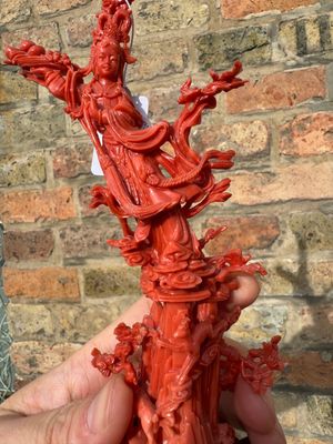 A Chinese red coral sculpture of Xiwangmu standing on a rock, 19/20th C. — 照片 3