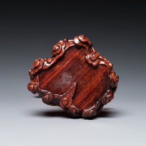 A Chinese red coral sculpture of Xiwangmu standing on a rock, 19/20th C. — 照片 7