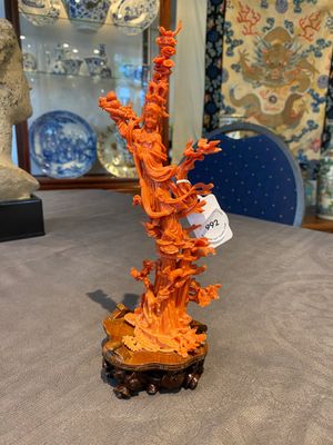 A Chinese red coral sculpture of Xiwangmu standing on a rock, 19/20th C. — 照片 1