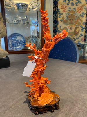 A Chinese red coral sculpture of Xiwangmu standing on a rock, 19/20th C. — 照片 3