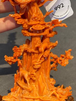 A Chinese red coral sculpture of Xiwangmu standing on a rock, 19/20th C. — 照片 6