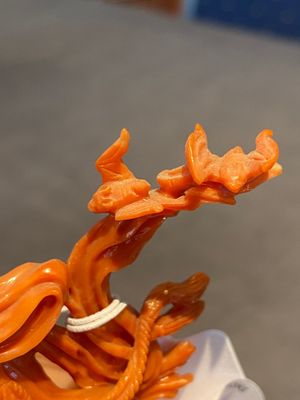 A Chinese red coral sculpture of Xiwangmu standing on a rock, 19/20th C. — 照片 9