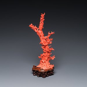 A Chinese red coral sculpture of Xiwangmu standing on a rock, 19/20th C. — 照片 1