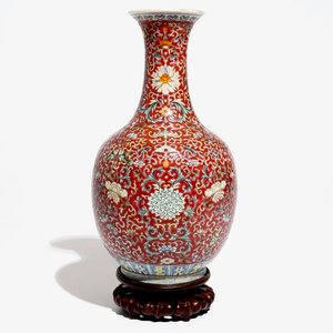A Chinese red-ground famille rose bottle vase, Qianlong mark, 19/20th C. — photo 1