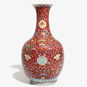 A Chinese red-ground famille rose bottle vase, Qianlong mark, 19/20th C. — photo 2