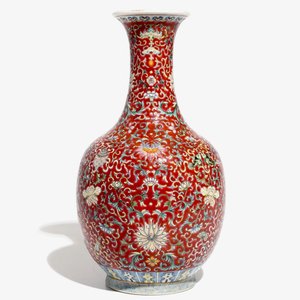 A Chinese red-ground famille rose bottle vase, Qianlong mark, 19/20th C. — photo 3