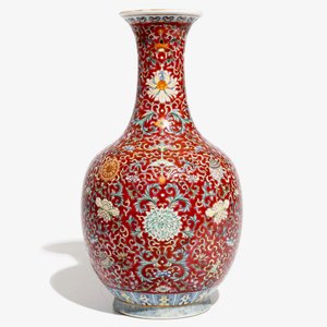 A Chinese red-ground famille rose bottle vase, Qianlong mark, 19/20th C. — photo 4