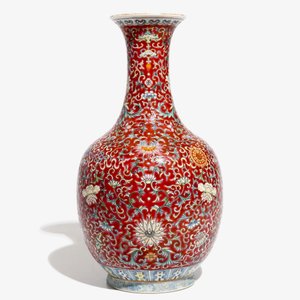 A Chinese red-ground famille rose bottle vase, Qianlong mark, 19/20th C. — photo 5
