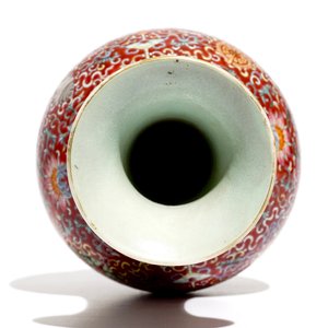 A Chinese red-ground famille rose bottle vase, Qianlong mark, 19/20th C. — photo 7