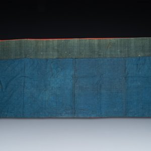 A Chinese red-ground felt cloth with silk embroidery of figures, 19th C. — photo 2
