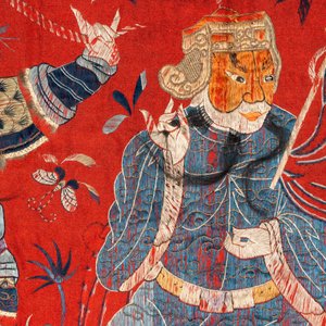 A Chinese red-ground felt cloth with silk embroidery of figures, 19th C. — photo 4