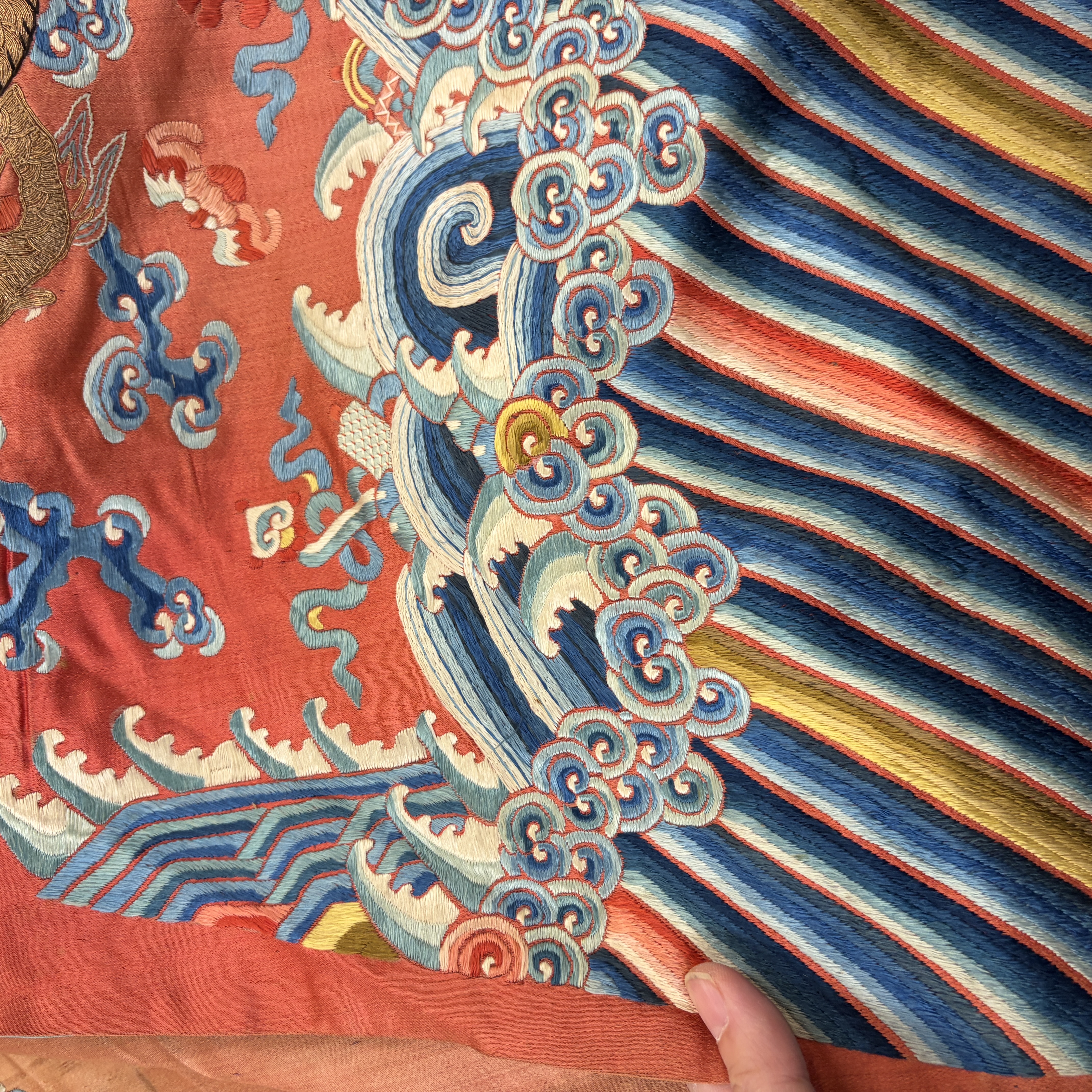 A Chinese red-ground silk embroidered 'Dragons' robe for a lady — foto 9