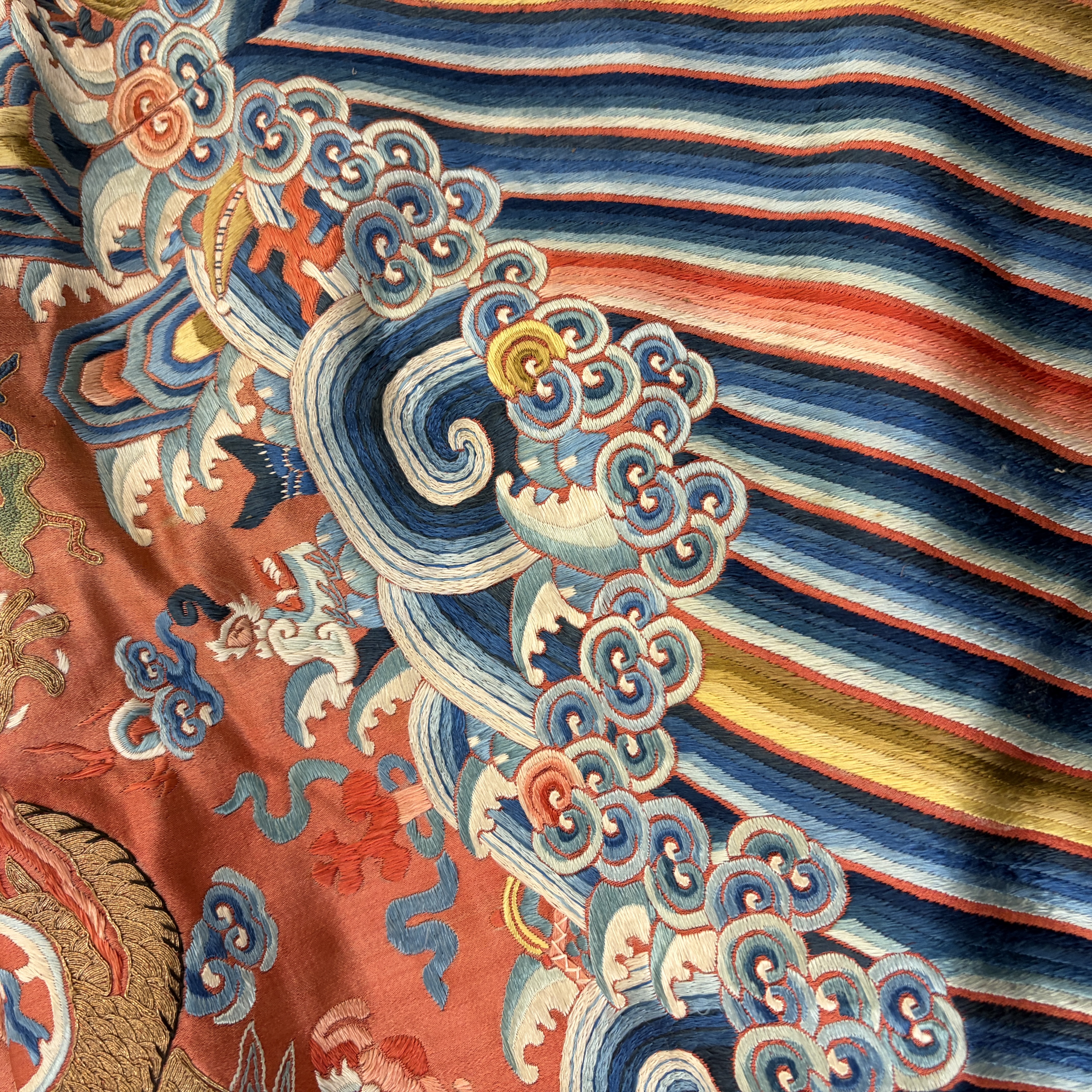 A Chinese red-ground silk embroidered 'Dragons' robe for a lady — foto 10